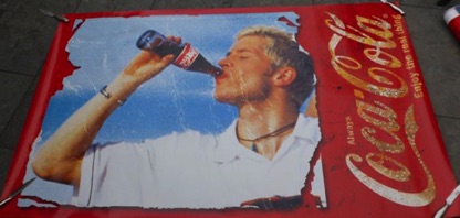 P9297- € 6,00 coca cola poster (papier) dubbelzijdig bedrukt 168x103cm